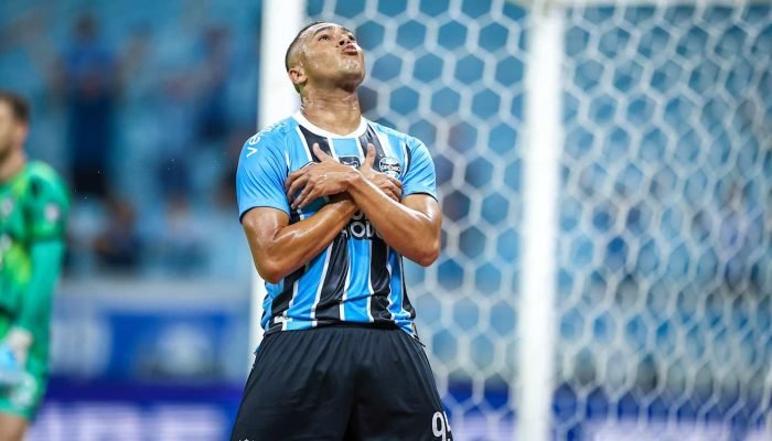 O gremista Carlos Vinícius é o artilheiro do Brasileirão 2026 / Foto: Lucas Uebel / Grêmio FBPA