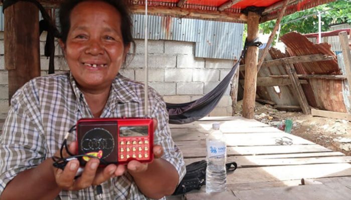 Long ganhou uma Bíblia em áudio da missão. (Foto: Reprodução/Samaritan's Purse)