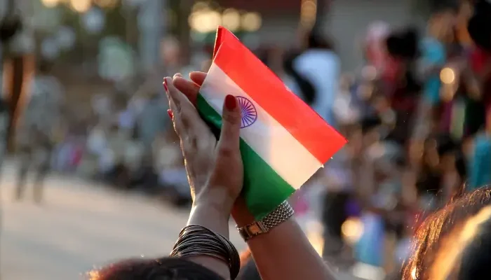 Bandeira da Índia nas mãos de uma mulher (Foto: Reprodução/Portas Abertas)