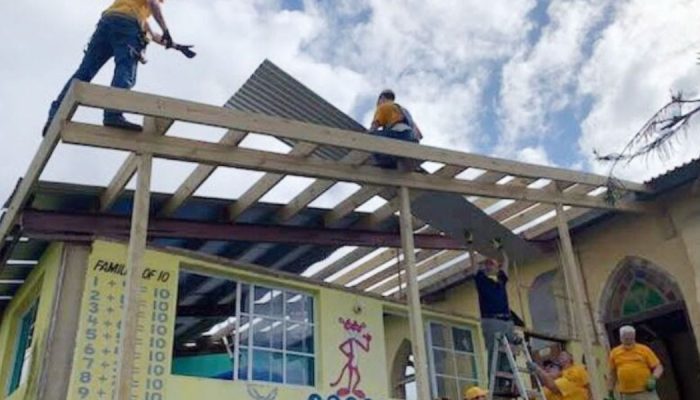 Os voluntários trabalhando na reconstrução de templos no local. (Foto: Reprodução/Baptist Pr...