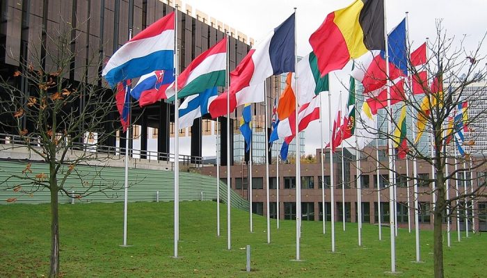 Complexo do Tribunal de Justiça da União Europeia em Luxemburgo, com bandeiras dos países da E...