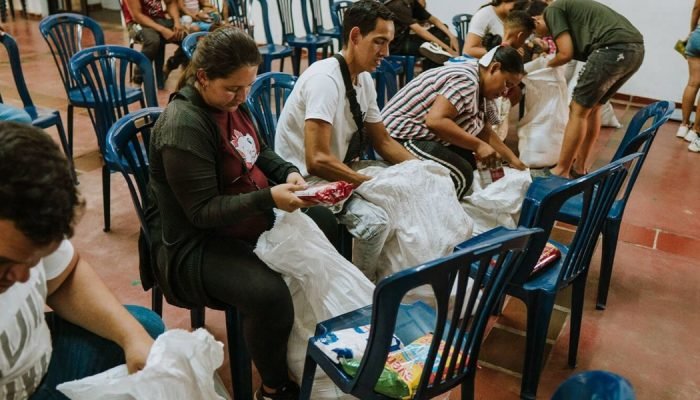 As famílias recebem cestas básicas e ouvem falar de Jesus. (Foto: Reprodução/Samaritan's Purse)