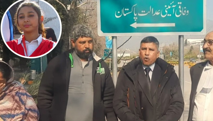 Os pais de Maria Shahbaz com o ativista de direitos humanos Safdar Chaudhry e o advogado Rana Abd...