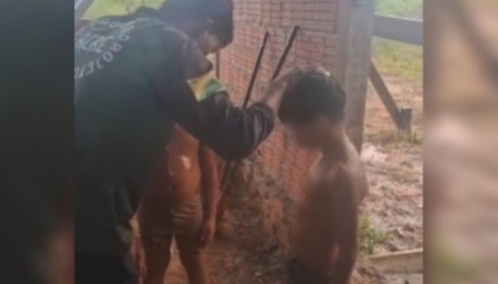 O missionário Mikeias Thomaz orou com os meninos para receberem Jesus. (Foto: Reprodução/Insta...