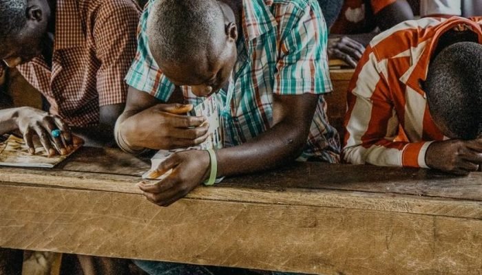 CristÃ£os orando na NigÃ©ria (Foto: Portas Abertas)