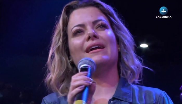 Ana Paula ValadÃ£o chora durante culto da Lagoinha