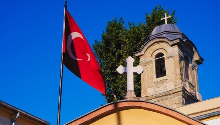 Bandeira da Turquia em uma igreja (Foto: Canva Pro)
