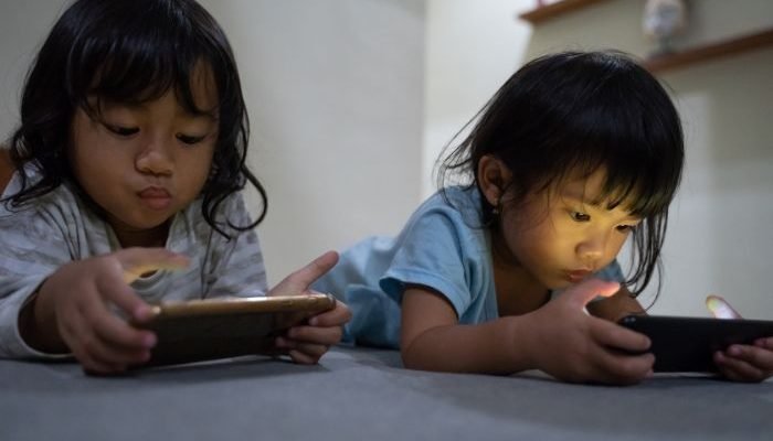 CrianÃ§as com smartphones (Foto: Canva pro)