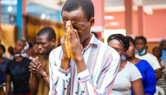 CristÃ£os durante culto em igreja na NigÃ©ria (Foto: Gracious Adebayo/Unsplash.com )
