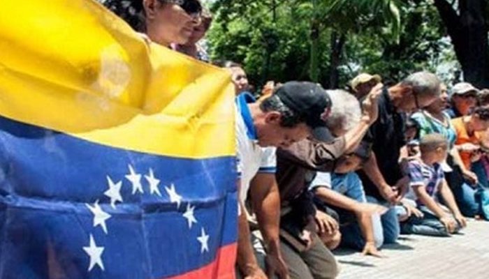 CristÃ£os orando com a bandeira da Venezuela (Foto: ReproduÃ§Ã£o/Redes Sociais)