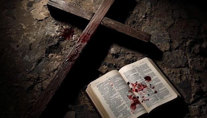 Cruz e BÃ­blia manchadas de sangue no chÃ£o (Foto: Folha Gospel/Canva IA)