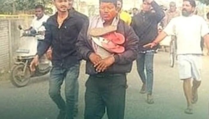 Pastor Bipin Bihari Naik na rua sendo agredido pelos hindus, na Ãndia (Foto: Morning Star News)