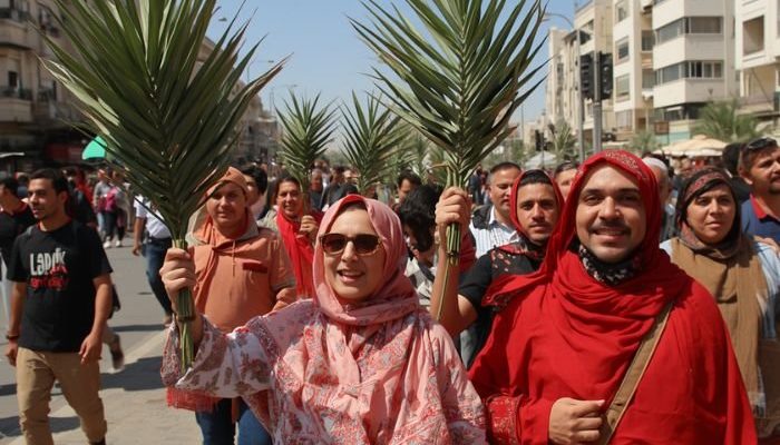 Pessoas celebrando o Domingo de Ramos no Iraque (Foto: Canva IA)