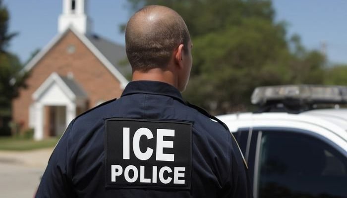 Policial do ICE perto de uma igreja nos EUA (Foto: Folha Gospel/Canva IA)
