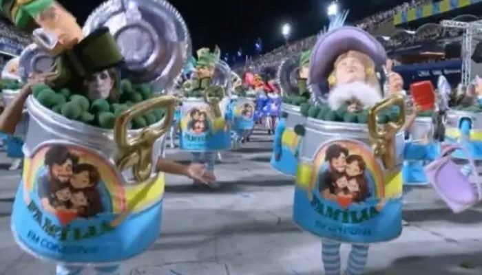 FamÃ­lias conservadoras foram colocadas dentro de latas de conserva durante desfile de escola d...