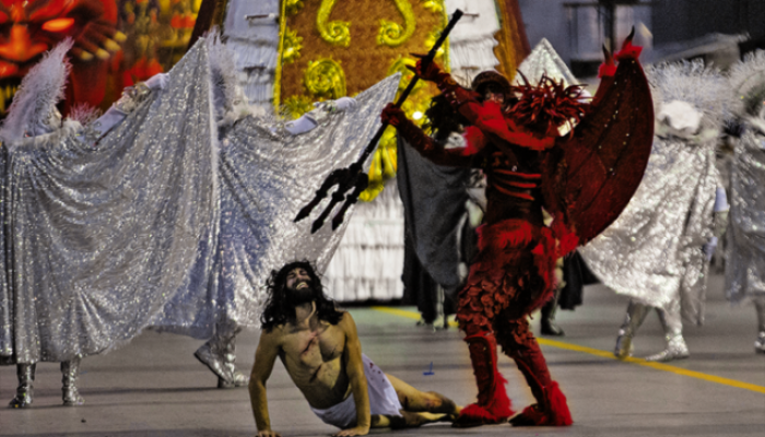 Atores interpretaram a luta entre Jesus e o diabo no desfile da escola de samba GaviÃµes da Fie...