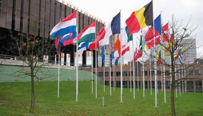 Complexo do Tribunal de Justiça da União Europeia em Luxemburgo, com bandeiras dos países da E...