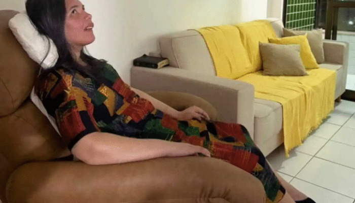 Amanda Wanessa sentada em poltrona em casa. (Foto: Reprodução/Instagram)