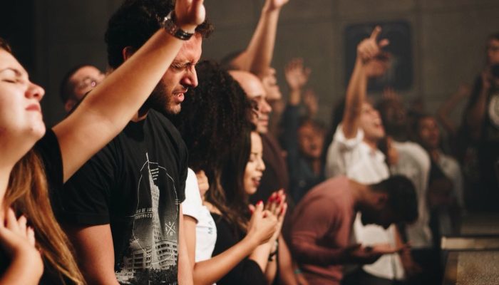 Jovens adorando a Deus durante culto (Foto: ReproduÃ§Ã£o)