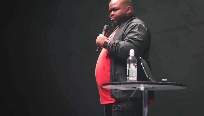 Pastor é demitido após agredir enteado por suspensão na escola